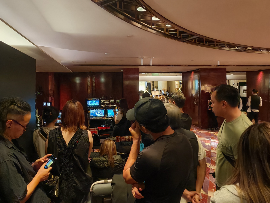 香港影視化妝師就業場景示意 – 化妝師於影視拍攝現場為演員化妝，對接香港影視劇組、舞台劇團、廣告公司等高端就業市場。