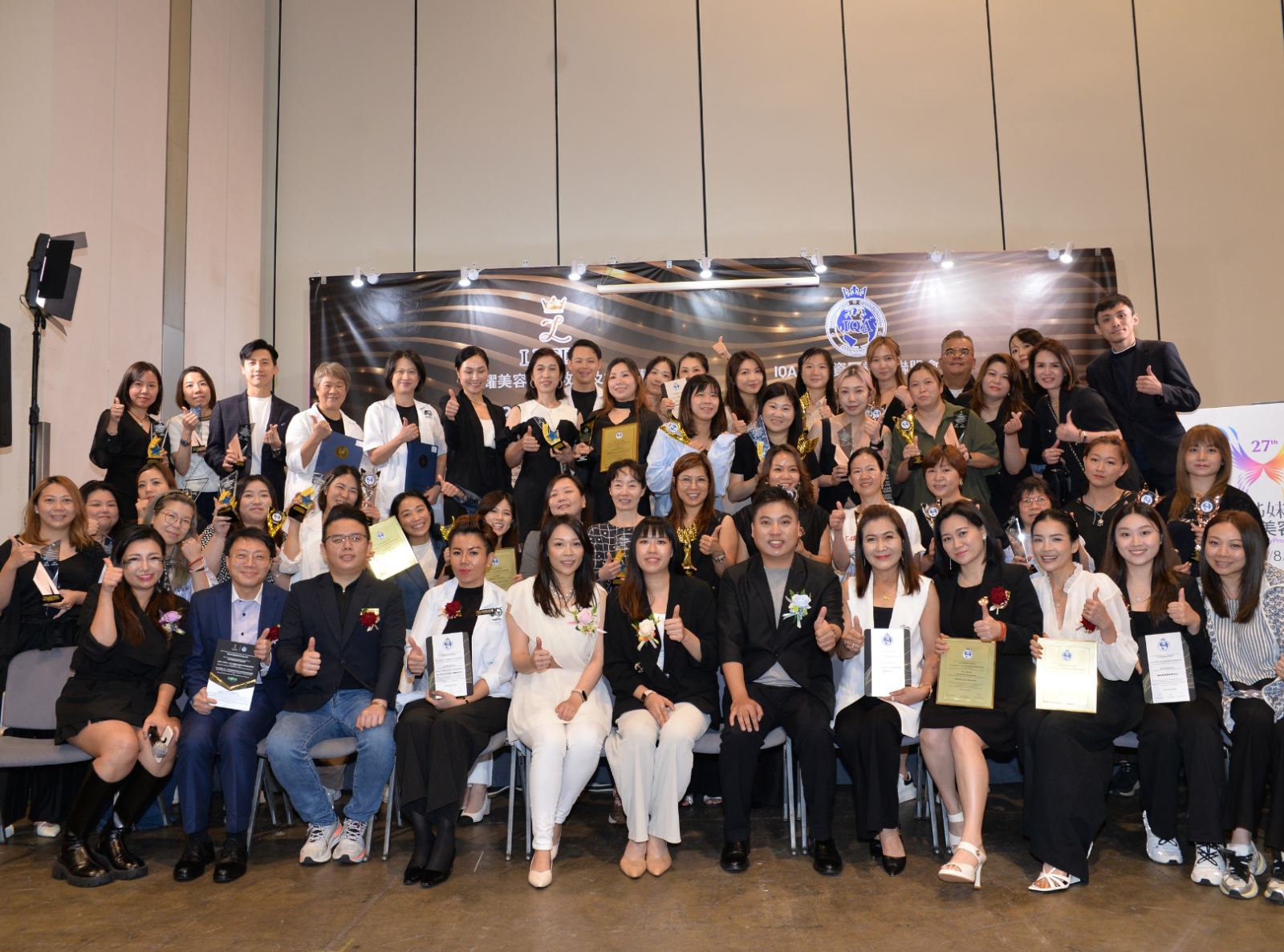 學員參加2025年韓國IFBC IBEAC國際大賽，榮獲多項金銀獎，與評審合影留念